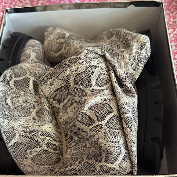 AKIRA Snakeskin Patterned Pet Boots - Picture 4 of 4